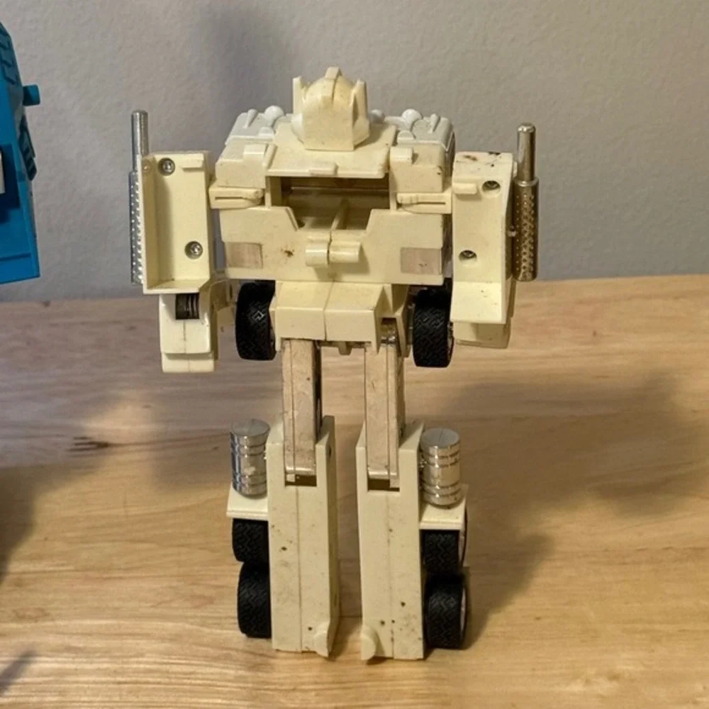 Vintage 1986 Transformers Generation 1 G1 Ultra‎ Magnus Action Figure